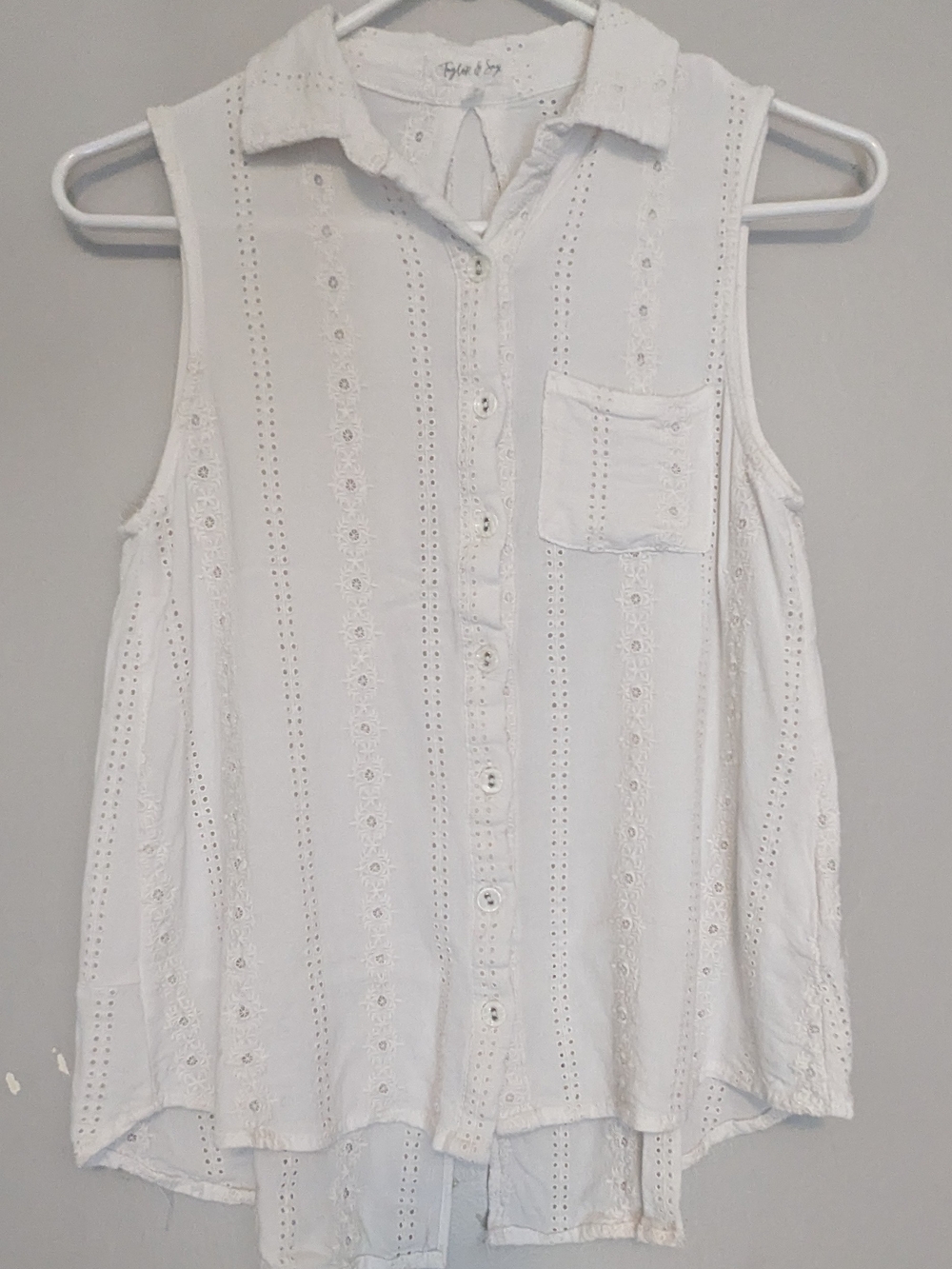 Taylor & Sage White Sleeveless Eyelet Button-Down Top